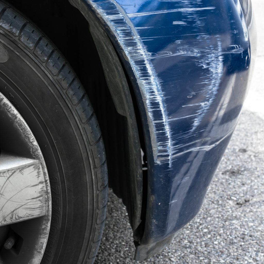 Bagatellschaden Bild blaues Auto Frontschürze